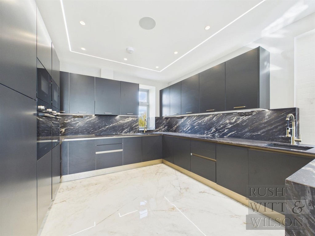 Lot: 100 - WELL PRESENTED DETACHED HOUSE - Kitchen